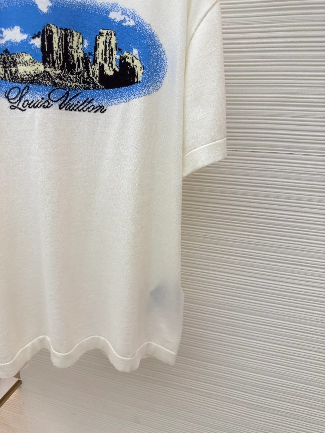 LOUIS VUITTON Kojima jacquard woolen T-shirt ●Authentic product: 10700 purchased and developed ●Item number: 1680272-A65 ●Fabric: combed cotton fabric ●Technology: jacquard production ●Version: fitted version ●Weight: about 240 grams ●Size: XS-S-M-L ●Description: Knitted using an ultra-fine 16-needle computerized flat knitting machine. The patterns are drawn manually by experienced painters. Each stitch is highlighted in detail. Each stitch is exactly the same as the original. The width and height of the pattern are 98%. The wool is dyed and dyed using 101/2 fully combed cotton. The color is 99% similar to ordinary cotton in the market. Comparing the yarn version, our 101/2 count fully combed cotton has a more delicate texture, and the fiber of the raw material reaches 25-35 mm, which makes the woven fabric more delicate, and the clothes are not easy to wrinkle, and the anti-pilling can reach level 4-5; on the contrary, clothes made of ordinary cotton yarn are easy to wrinkle, and will have wrinkles after being worn once, and will pill after being used a few times. The overall wiring is straight and delicate, the fabric is comfortable and soft, and the color is consistent without color difference. It can be matched with the same style to create a fashionable look and control various occasions. Customized accessories, complete with three standards, same style for men and women!